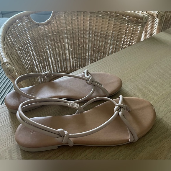 Universal Thread | Shoes | Universal Thread Nude Tan Strappy Flat